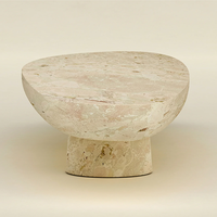 Table basse en marbre biologique forme galet Dream Home, plateau épais en dalle massive, deux bases basses, pour salon