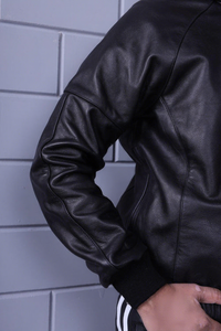 Veste à capuche en cuir véritable noir pour homme, style décontracté, fermeture éclair sur le devant, coupe ajustée, longueur normale, couleur unie, style sweat à capuche, imperméable pour l'hiver - Product Image 3