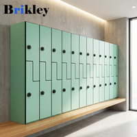 Armoire de vestiaire Brikley en stratifié compact phénolique HPL, résistante au feu, durable et imperméable, idéale pour les gymnases.