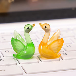 Venta al por mayor B2B: Elegantes figuras de cisnes de resina pastel para terrarios, bricolaje, que brillan en la oscuridad, arte en miniatura para jardín de hadas. - Product Image 5
