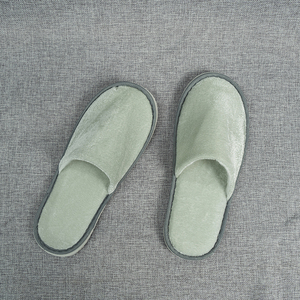 Zapatillas de Hotel suaves con punta cerrada, suela antideslizante, tela cómoda de felpa, Spa, habitación de invitados, zapatos interiores, logotipo personalizado, venta al por mayor - Product Image 1