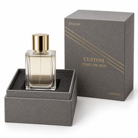 Boîte à parfum rigide gris pierre avec logo personnalisé, 10x10x14cm, design carré, finition brillante, fermeture magnétique, doublure en éponge texturée