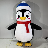 Costume de Mascotte Gonflable Pingouin avec Chapeau et Écharpe Rouge – Déguisement de Personnage Ambulant pour Événements, Fêtes et Spectacles