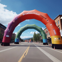 Porte de départ et d'arrivée bon marché en gros pour les arches publicitaires gonflables d'entrée de sport arc-en-ciel géant de marathon avec ballon