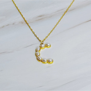 Collier avec pendentif initial en mosaïque de perles - Product Image 3