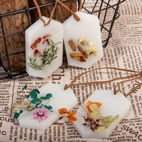 Nouvel Arrivage C&H : Diffuseur de Voiture en Cire de Soja avec Ruban Suspendu, Feuille Parfumée et Plaque, Parfum Personnalisé et Fleurs Séchées Biologiques