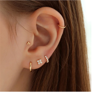 Boucles d'oreilles clous ROXI Triple Perles S925 Argent Plaqué Or 18 carats 16G pour Cartilage à Filetage - Product Image 2