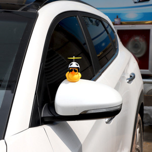 Vente en gros d'usine, accessoires de voiture de dessin animé, canard en caoutchouc jaune pour voiture, canard avec casque - Product Image 2