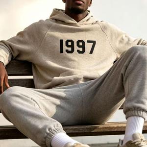 <span class=keywords><strong>Felpa</strong></span> con Cappuccio Unisex ESS ss24 Personalizzata, Stile Vintage 1977, <span class=keywords><strong>Collo</strong></span> <span class=keywords><strong>a</strong></span> <span class=keywords><strong>Polo</strong></span>, 100% Cotone, <span class=keywords><strong>Felpa</strong></span> Stampata con Logo Ricamato - Product Image 1