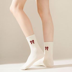 <span class=keywords><strong>Chaussettes</strong></span> pour femmes en coton à <span class=keywords><strong>rayures</strong></span> rouges avec nœud papillon <span class=keywords><strong>Chaussettes</strong></span> pour femmes à la mode Vente en gros - Product Image 3