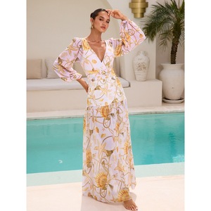 Ensemble de maillot de bain 2 pièces pour femme, imprimé coquillage, avec haut une pièce à manches longues et accent doré, et jupe longue de plage pour les vacances - Product Image 2