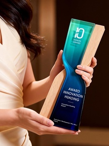 Trophée en cristal personnalisé, trophée créatif haut de gamme en bois massif pour réunion annuelle de la marque, cérémonie de remise des prix aux employés exceptionnels - Product Image 1