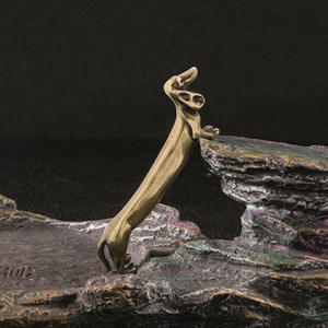 Decorazione Tradizionale in Rame Massiccio a Forma di Bassotto, Artigianato in Fusione dello Zodiaco Canino - Product Image 6