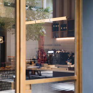 Vitrina Moderna para Panadería de Madera Maciza y Acero Inoxidable con LED - Estilo Minimalista de Lujo, Personalizable para Panaderías Artesanales y Cafeterías Premium - Product Image 4