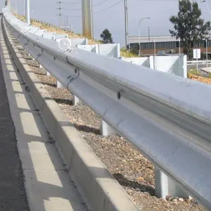 Rifornimento di fabbrica barriera di sicurezza ondulata personalizzata autostrada strada in acciaio W trave Guardrail