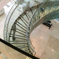 Industriel en acier escalier incurvé avec main courante latérale et garde-corps en verre