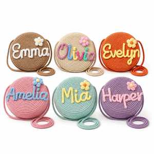 Petit sac à main en paille tissée personnalisé, nom et fleur 3D personnalisés, sac bandoulière rond, cadeau d'anniversaire ou de baptême pour petite fille - Product Image 1
