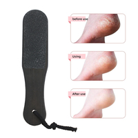 Râpe à pieds professionnelle en bois noir double face portable avec papier de verre fin et rugueux pour éliminer les callosités et les talons fendillés