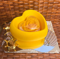 Boîte à bijoux en forme de cœur rotatif avec fleur éternelle jaune, cadeau d'anniversaire romantique, design Noël 2026