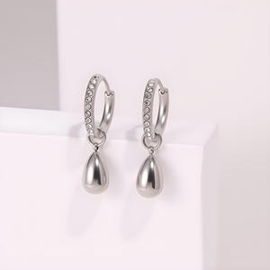 Boucles d'oreilles élégantes Teardrop Huggie plaquées deux tons avec des accents CZ Cadeau de bijoux à la mode pour les femmes qui aiment les motifs délicats - Product Image 4