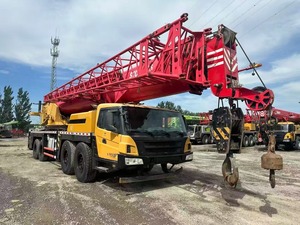 Grúa sobre orugas móvil usada de 25, 50, 70, 80 y 100 toneladas, de construcción china, con pluma roja y cabina amarilla para elevación de cargas pesadas. - Product Image 6
