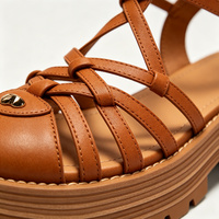 Sandales gladiateur personnalisées ODM OEM à brides croisées tressées, boucle métallique réglable à la cheville, plateforme superposée, talon carré, en PU végétalien
