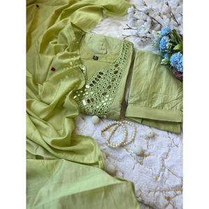 ขอแนะนำชุดคุร์ตี กางเกง และผ้าคลุมไหล่สุดหรูจาก FABZONE ประกอบด้วยคุร์ตีทรงอาลียาสุดสง่างาม พร้อมงานปักกระจกแท้ที่ส่วนคอเสื้อ - Product Image 2