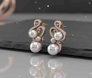 Pendientes de Oro de 18 Quilates con Perlas Brillantes en Espiral para Bodas y Fiestas - Product Image 1
