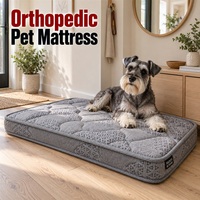 Matelas orthopédique pour chien avec côtés à profil bas et panneaux ondulés gris emboîtables pour les intérieurs de maisons modernes