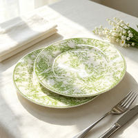 Assiette de présentation de luxe en porcelaine fine, vert émeraude, motif muguet, style floral vintage français, compatible lave-vaisselle/micro-ondes, marque HY Western