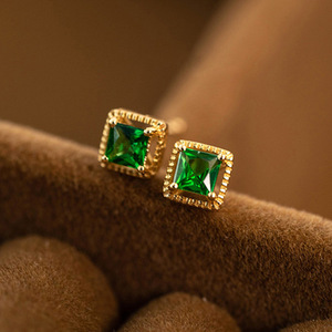 Orecchini a Perno Classici con Gemma Verde, Taglio Principessa, Placcati in Oro, Gioielli da Festa per Donne, Design Geometrico - Product Image 5