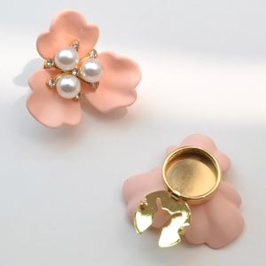 Boutons de manchette élégants avec détail floral en perles |   Couvre-boutons polyvalents pour chemises et chemisiers - Product Image 6