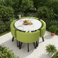 Ensemble table et chaises de salle à manger rondes en bois, style moderne et simple, look tendance pour les hôtels et les salons.