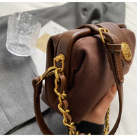 Sac à main rétro pour femme, personnalisé, en cuir tressé avec chaîne, boucle ronde dorée, idéal pour les sorties décontractées et les soirées.