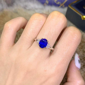 Bague en or massif 18 carats avec saphir naturel du Sri Lanka de 2,55 carats, taille ovale, sertie de 2 diamants latéraux, bijoux en pierres précieuses fines - Product Image 4