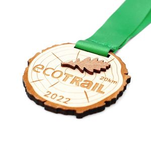 Médailles sportives en bois écologiques personnalisées avec un design unique, gravées au laser - Product Image 1