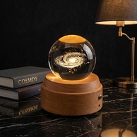 Lámpara de Noche de Bola de Cristal Grabada con Láser 3D, Rotación Automática, LED Cálido, Mecanismo de Relojería Musical, Recargable por USB, Base de Madera de Haya