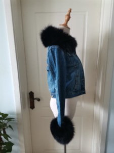 Giacca in Denim da Donna <span class=keywords><strong>Blu</strong></span> Scuro <span class=keywords><strong>con</strong></span> Colletto in <span class=keywords><strong>Pelliccia</strong></span> <span class=keywords><strong>di</strong></span> Volpe - Product Image 2