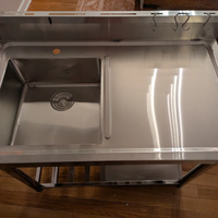 Évier de cuisine professionnel en acier inoxydable robuste, finition résistante à la corrosion, pieds réglables en hauteur, table à évier simple pour
