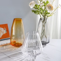 Vase en verre cristal de luxe moderne et simple Ornement de table incurvé côtelé créatif Fleurs accessibles hydroponiques Accessoire décoratif
