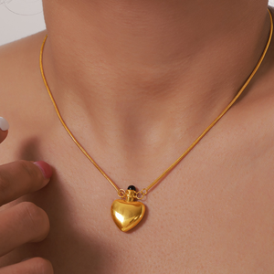 Ciondolo a Forma di <span class=keywords><strong>Cuore</strong></span> Romantico con Design a Bottiglia d'Acqua, Smaltato Colorato e Placcato in Oro 18K, in Acciaio Inossidabile per Anniversario - Product Image 2