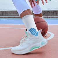 Chaussettes de sport de compression personnalisées en gros, chaussettes athlétiques unisexe avec soutien de la voûte plantaire pour le basketball et la course, prêtes à être expédiées en stock