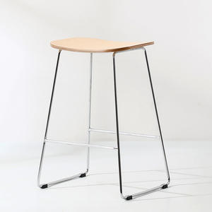 Taburete de Bar de Madera Natural con Estructura Cromada, Estable, para Uso Comercial - Product Image 1