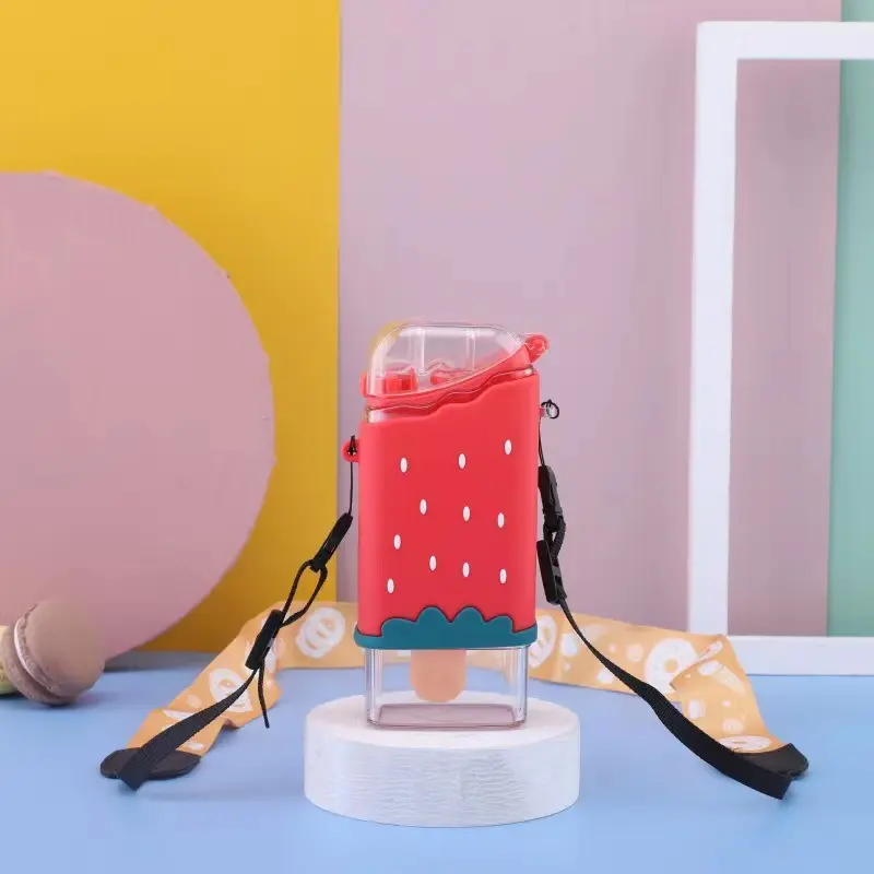 गर्मियों भूसे के साथ रचनात्मक पानी की बोतल और रस्सी विरोधी गिरावट आइस क्रीम आकार बच्चे प्लास्टिक खेल की बोतल 300ml