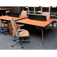 Poste de travail modulaire moderne pour 4 personnes avec cloison de séparation et tables de bureau intégrées