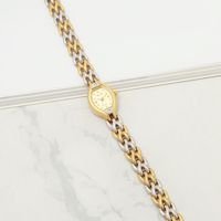 Montre à quartz de luxe légère sculptée en or ovale rétro avec bracelet en diamant pour femmes inventaire neuf
