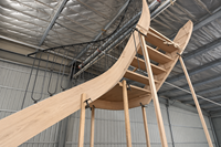 Escalier en colimaçon moderne et durable en bois massif, fabriqué sur mesure par JiangsuFactory, avec marches en bois massif pour villas et hôtels de luxe