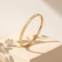 Luxuriöses goldfarbenes 925er Sterlingsilber-Armreif mit geriffeltem Scharnier, Zirkonia-Pavé und moderner Textur für Damen und Kinderpartys