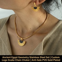 Parure de bijoux en acier inoxydable style géométrie égyptienne ancienne, plaqué or PVD, avec boucles d'oreilles éventail en émail noir et collier ras-du-cou chaîne serpent