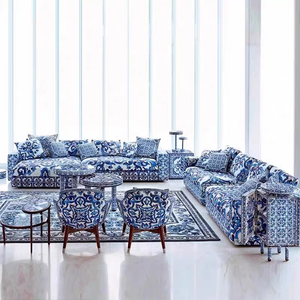 Nuovo Divano Moderno Italiano di Lusso in Tessuto con Motivi in Porcellana, Colori Blu Bianco e Blu Mare, Set di Mobili per Soggiorno - Product Image 2